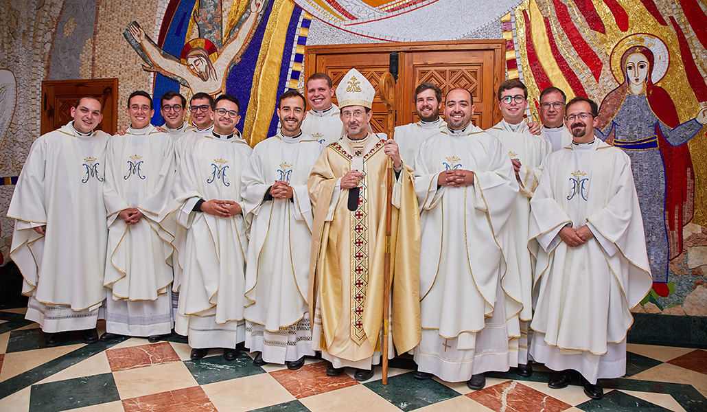 Los nuevos sacerdotes posan con Cobo