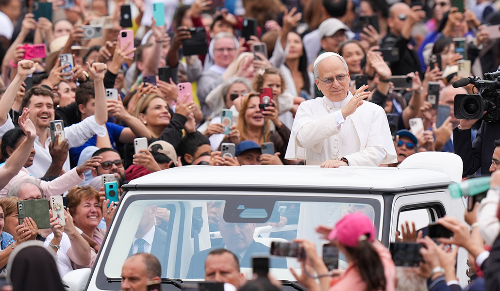 El Papa León XIV recorre la plaza de San Pedro antes de celebrar su primera audiencia general