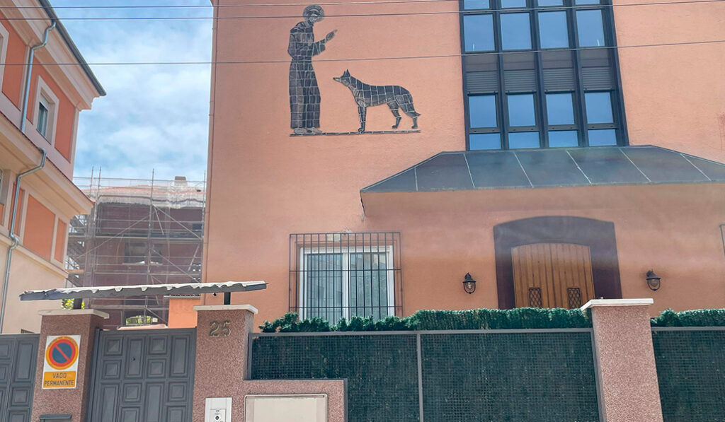 Fachada del comedor parroquial