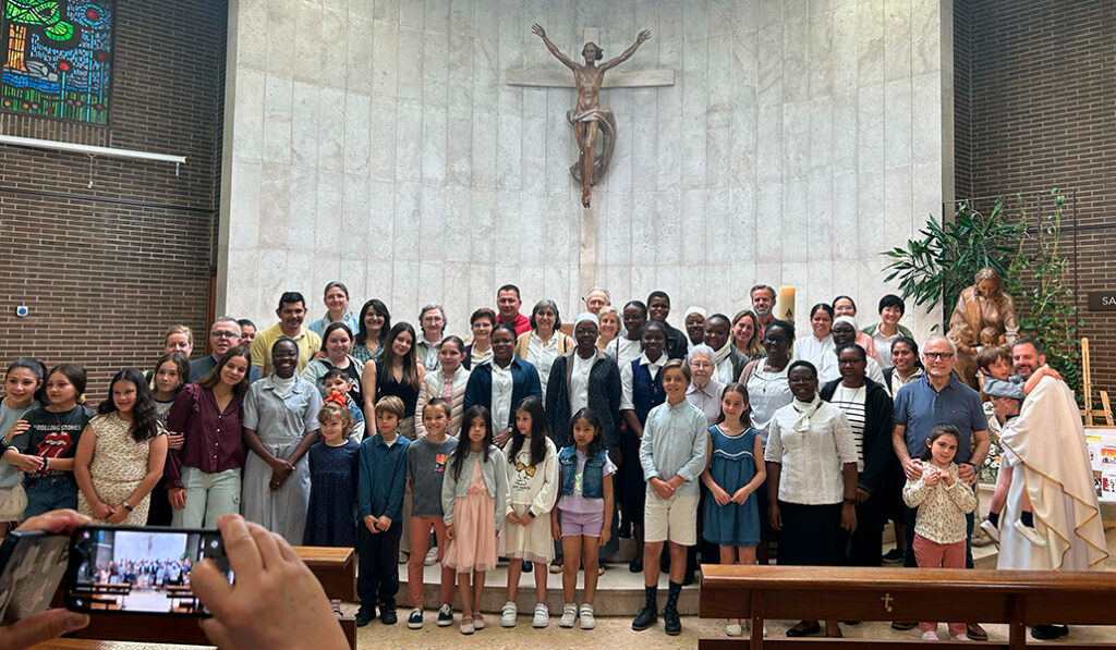Un grupo de fieles tras la Misa de las familias el domingo pasado