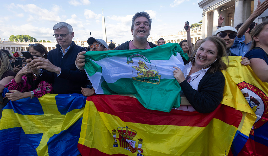 Peregrinos de todos los países celebran en la plaza de San Pedro la fumata blanca