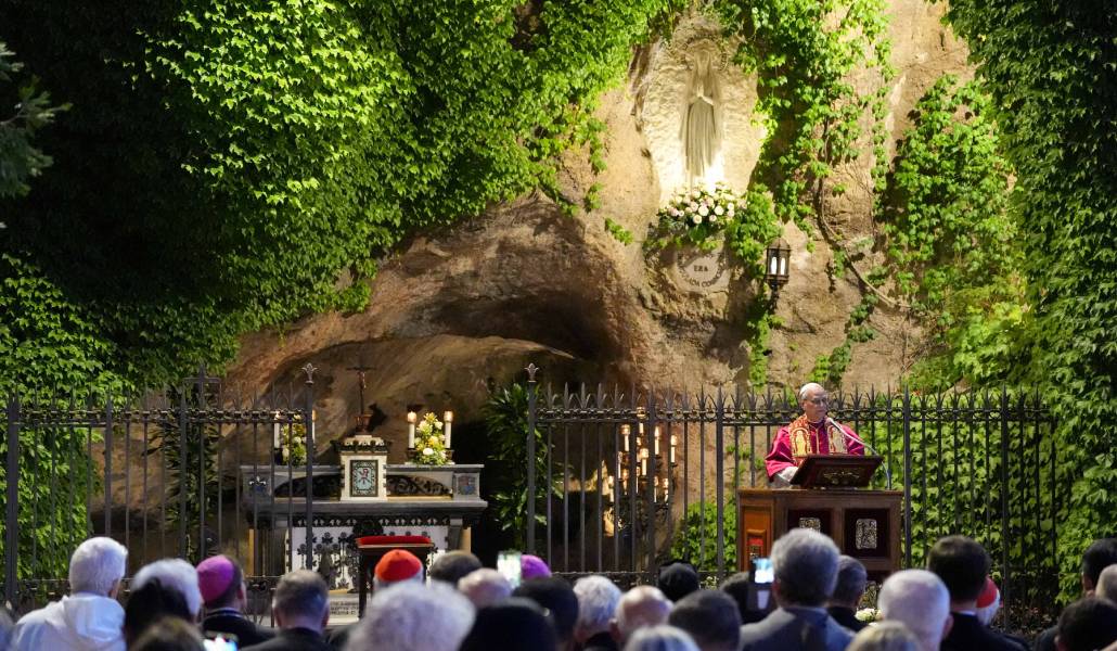 El Santo Padre se dirige a los fieles desde la Gruta de Lourdes