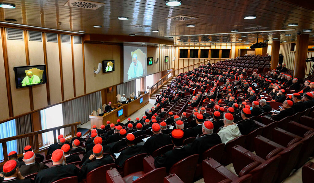 El Papa con los cardenales