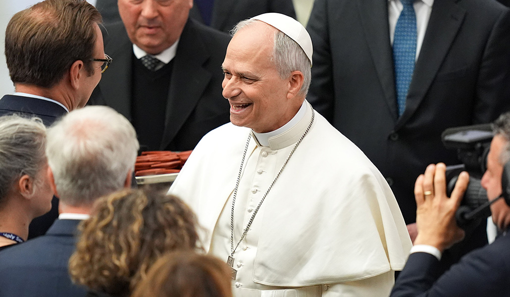 El Papa León XIV saluda a los periodistas que cubrieron el cónclave