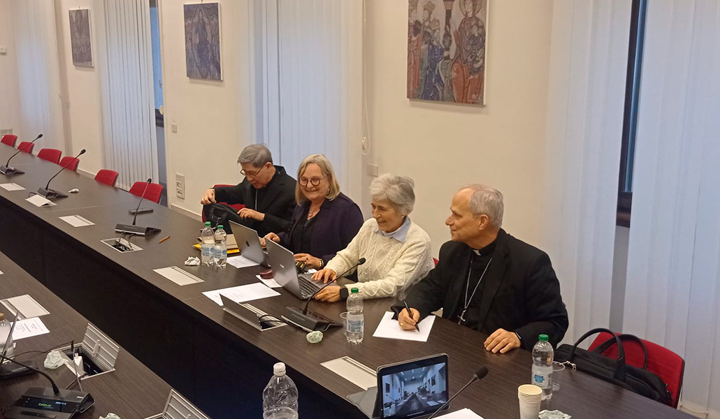 El cardenal Tagle, la teóloga Karlijn Demasure, Zervino y el cardenal Prevost en una reunión del grupo de estudio.