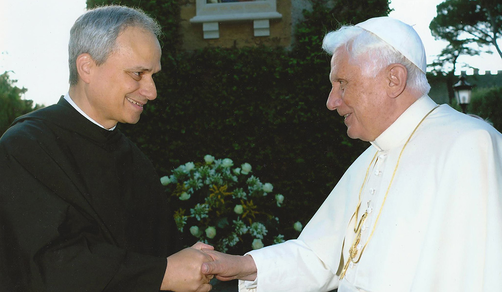 El entonces prior general de los agustinos con Benedicto XVI en los Jardines Vaticanos