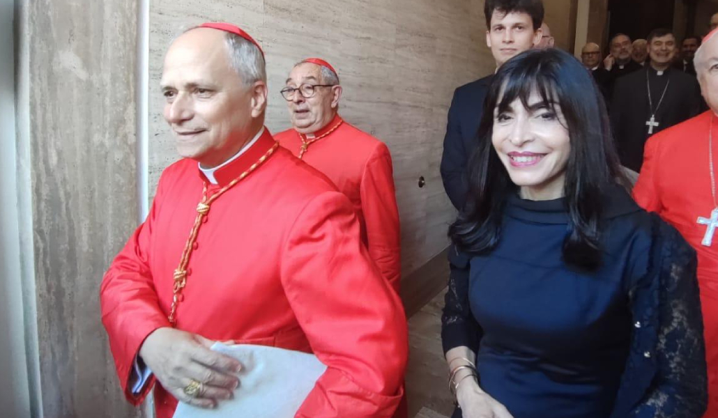 Prevost antes de convertirse en León XIV junto a Emilce Cuda