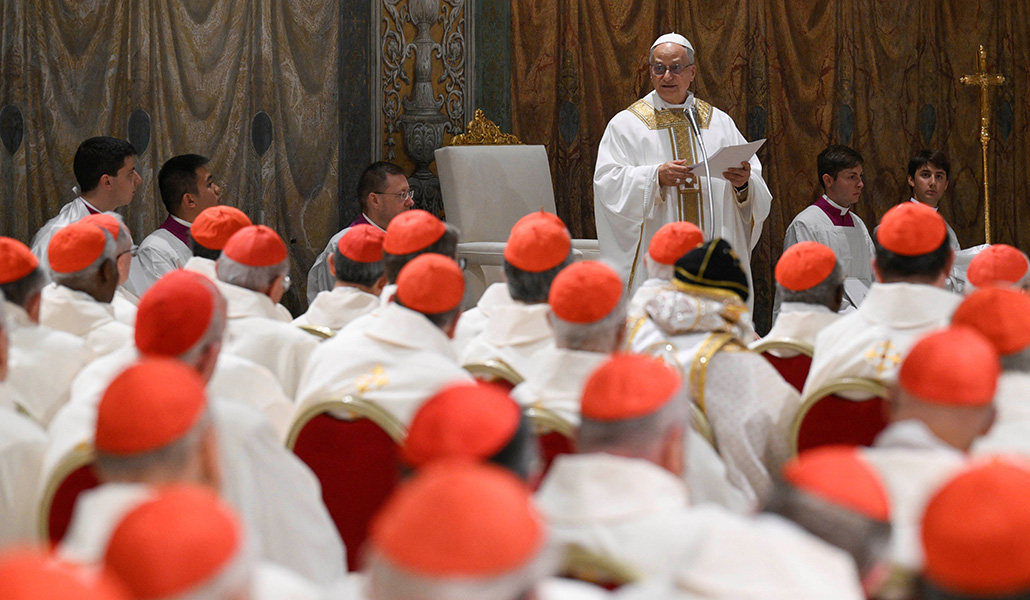 El Papa León XIV dirige su primera Misa como pontífice en la Capilla Sixtina, el 9 de mayo de 2025