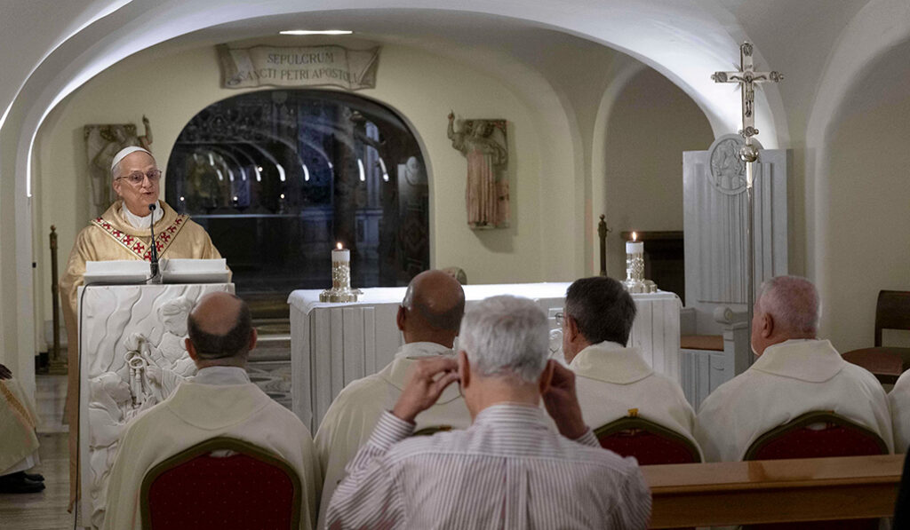 Misa dominical en las grutas vaticanas con su hermano y agustinos