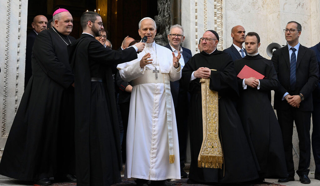 Saludo al llegar al santuario de Genazzano, el sábado 10 de mayo
