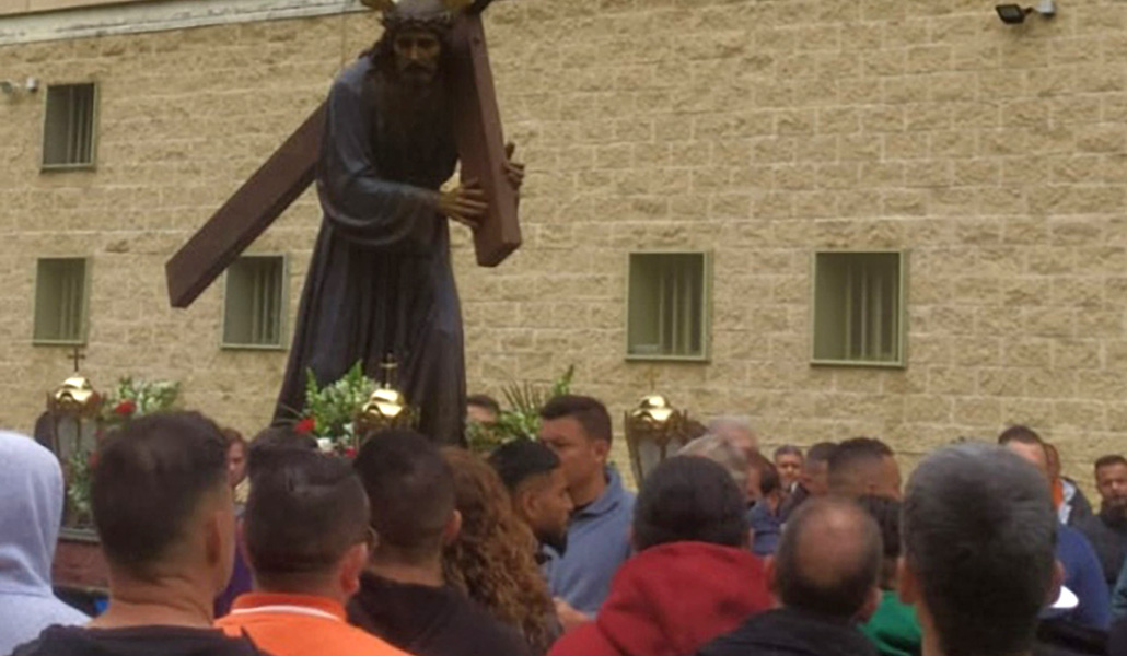 Procesión en el interior de una cárcel