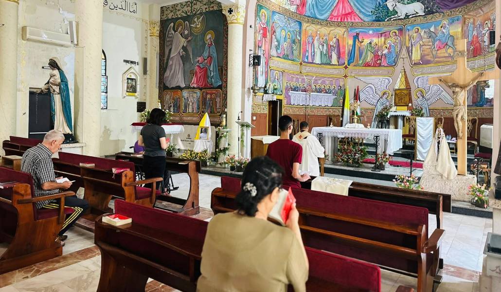 Personas rezan dentro de la iglesia de Gaza.