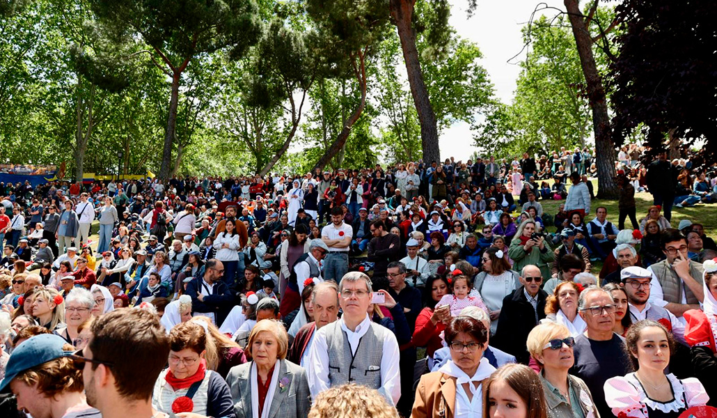 Cientos de madrileños interrumpieron su ocio para acercarse a la celebración