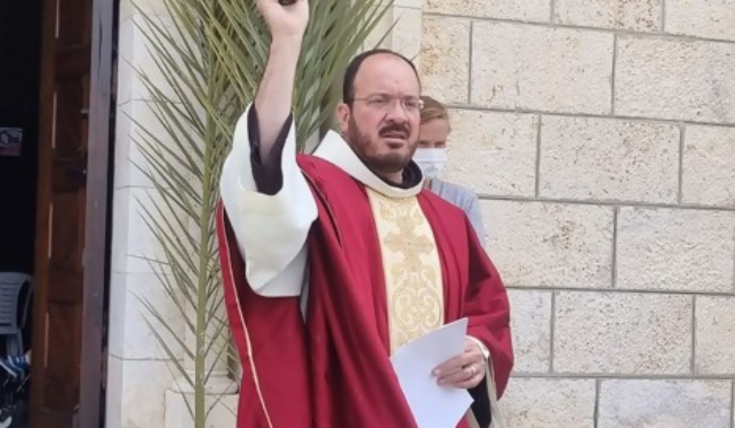 El padre Agustín durante el Domingo de Ramos
