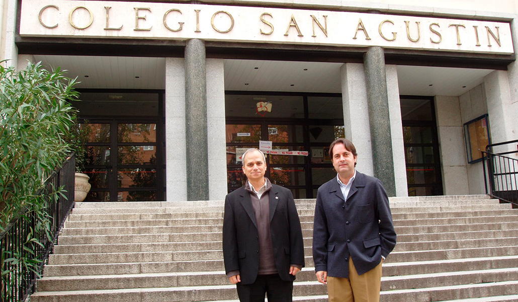 Robert Prevost y Miguel Ángel Fraile a la entrada del Colegio San Agustín de Madrid en su visita de 2010