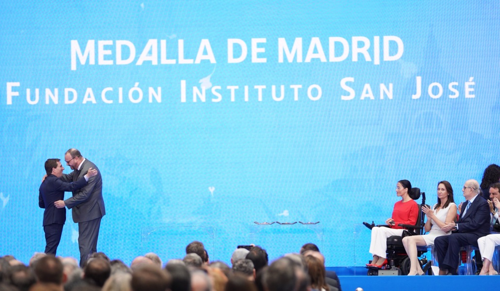 Un momento de la entrega de la medalla
