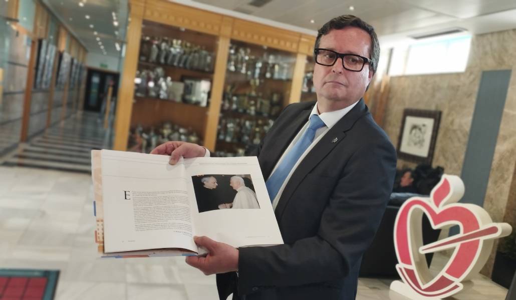 Ildefonso Trigueros muestra la carta que Robert Prevost les escribió en 2009