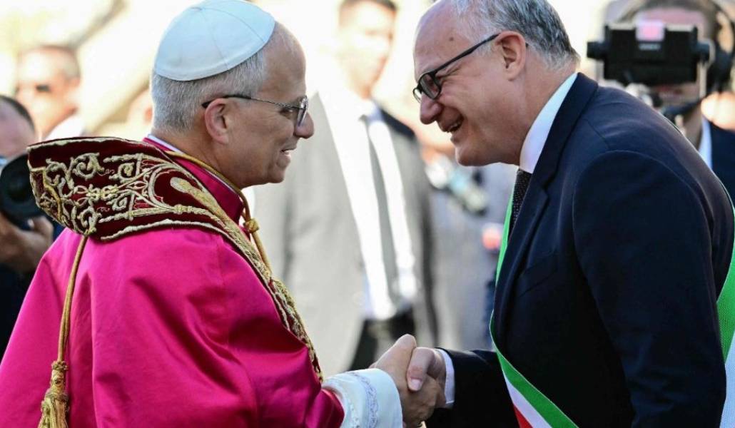 El Papa León XIV recibiendo el homenaje del alcalde de Roma