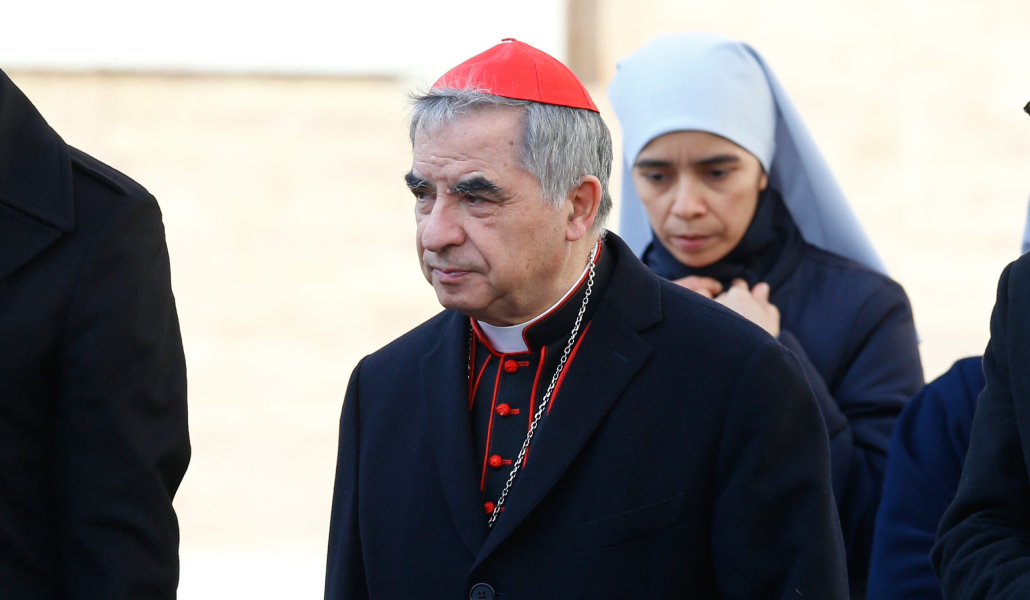 El cardenal Angelo Becciu en los alrededores del Vaticano