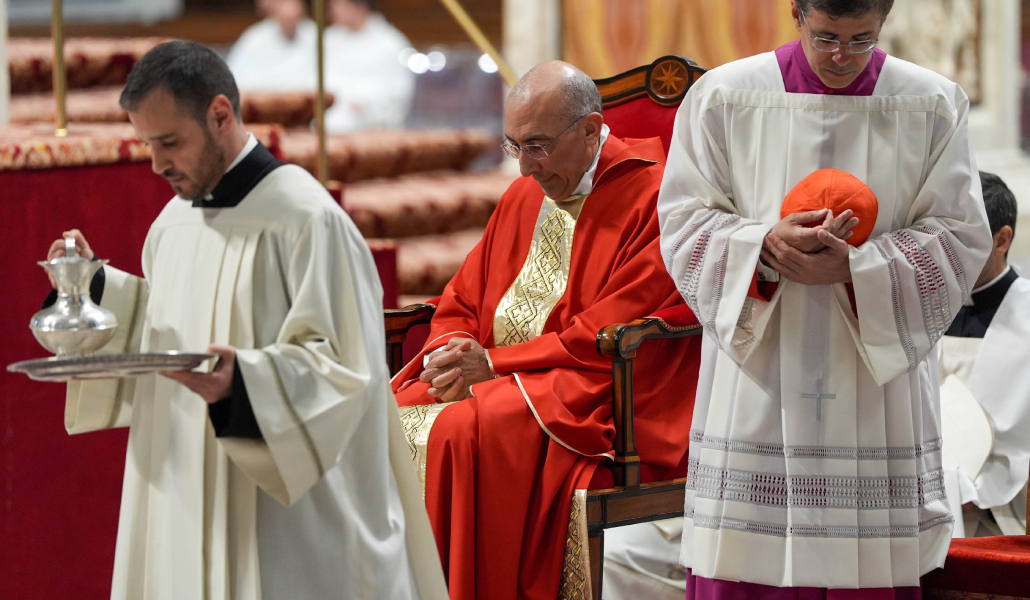 Baldassare Reina en una de las Misas de los Novendali, esto es, los nueve días de luto por el Papa Francisco