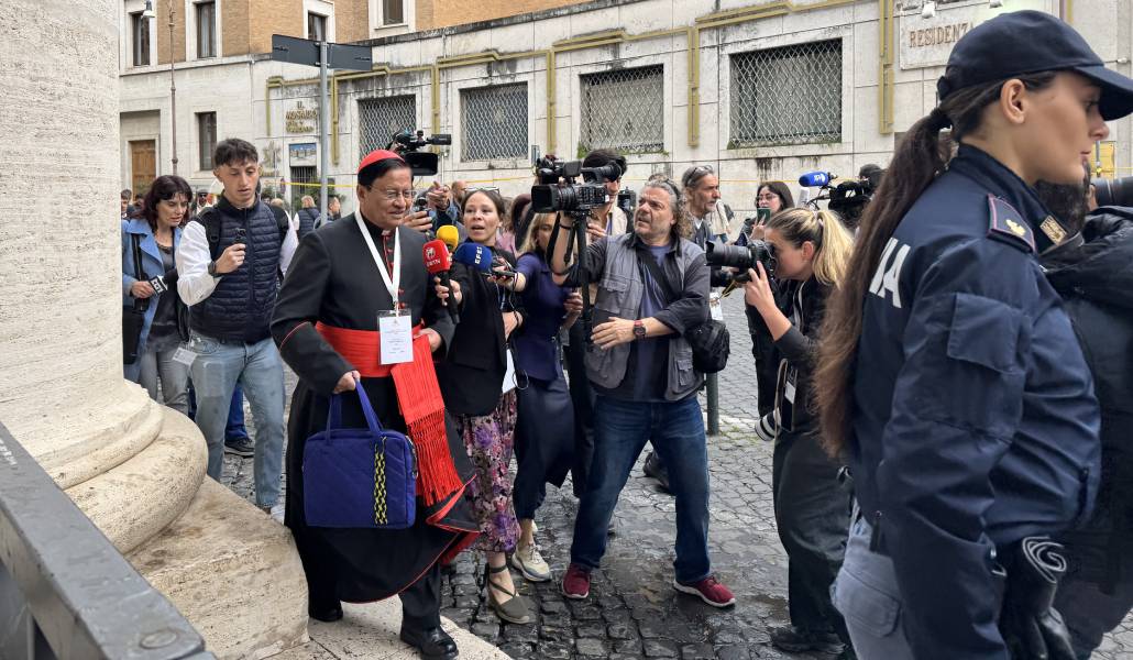 Charles Maung Bo, de Myanmar, entrando al Aula Pablo VI rodeado de periodistas