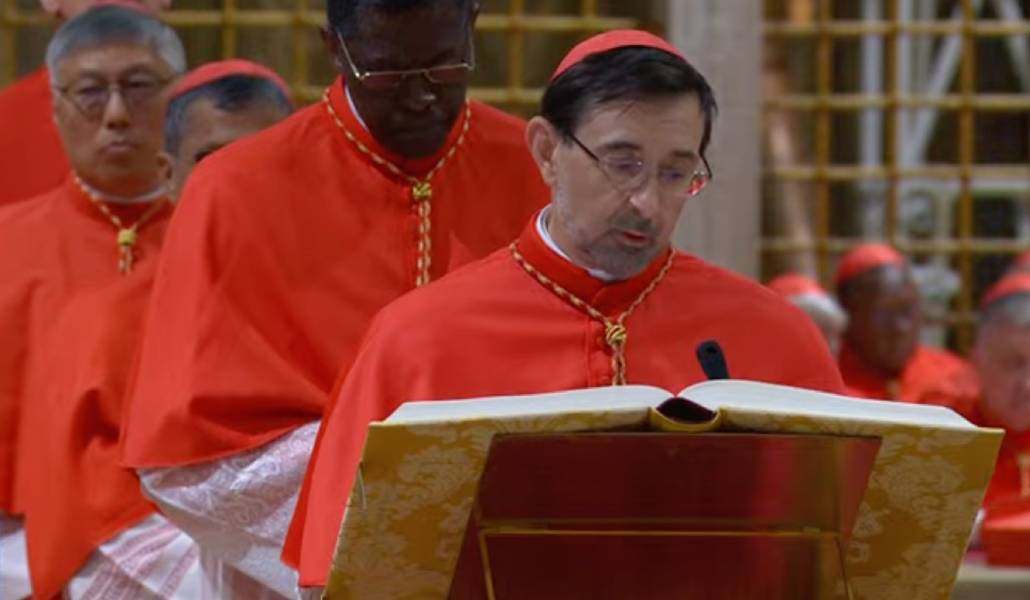 El cardenal José Cobo jura observar las directrices del cónclave