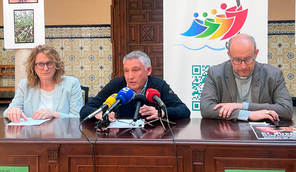 Enrique Marco junto al obispo de Teruel durante la presentación del acto