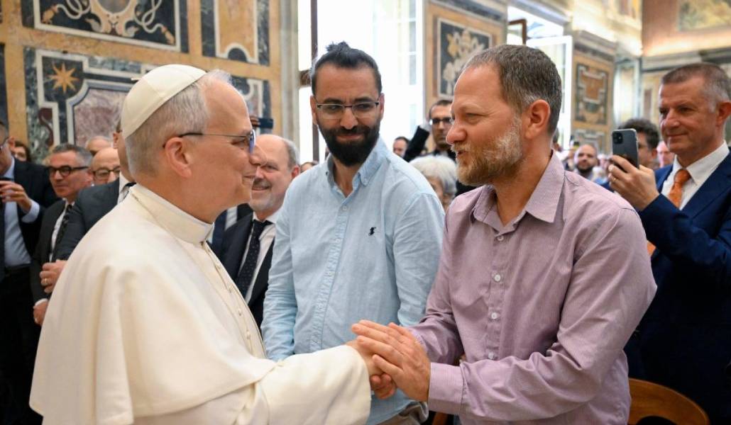 El israelí Maoz Inon y el palestino Aziz Sarah saludan al Papa León XIV en la Sala Clementina. Foto: Vatican News.