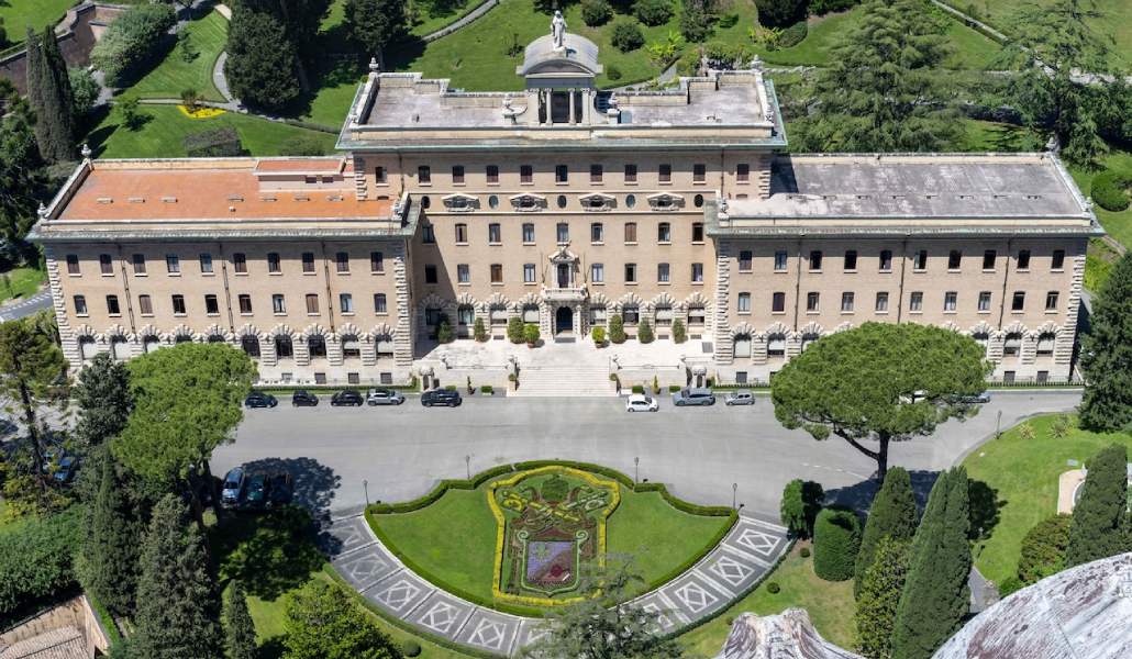 El escudo floral de León XIV en los Jardines Vaticanos
