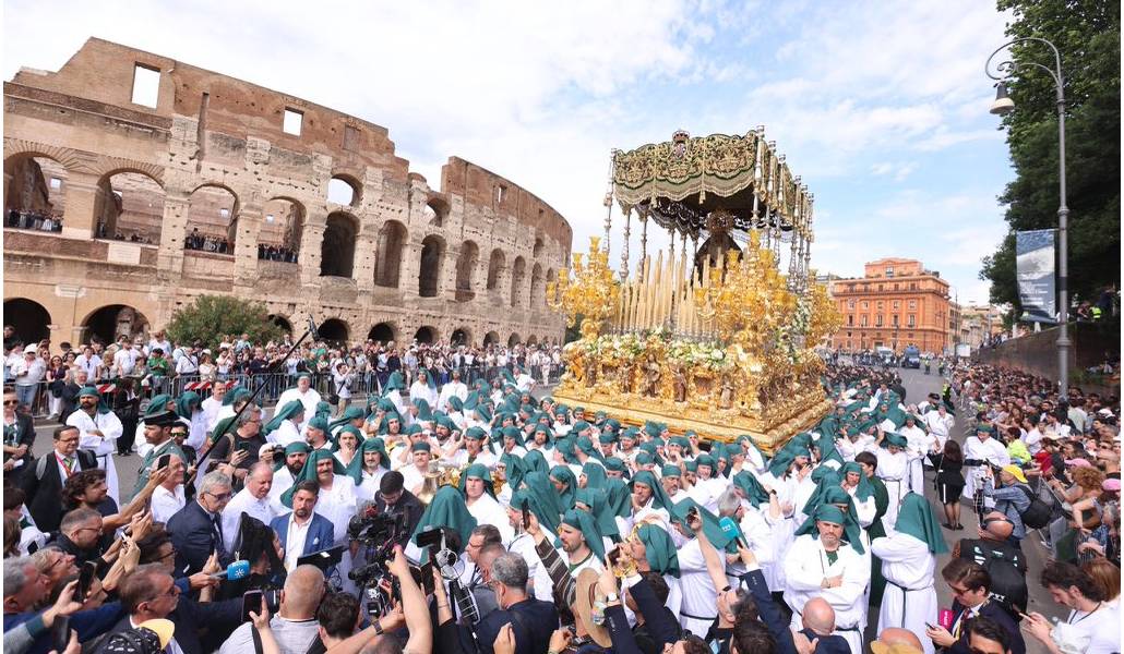 La imagen de María Santísima de la Esperanza de Málaga a su paso por el Coliseo de Roma este sábado