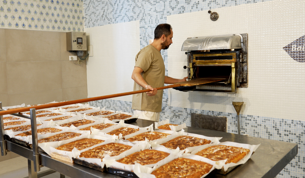 El histórico Forn Baixuali reabre en Valencia