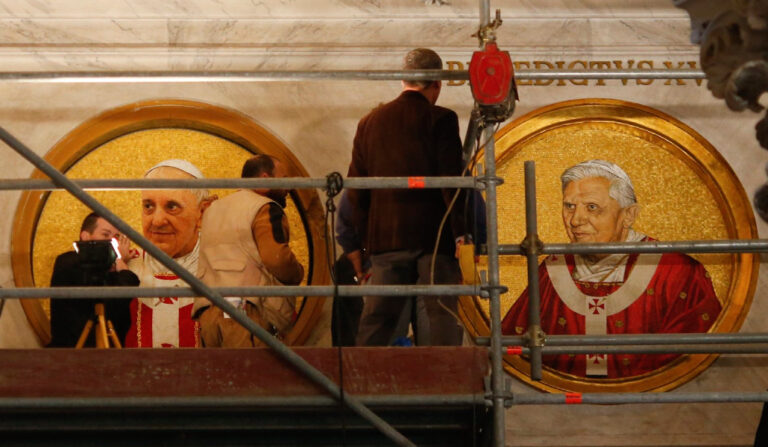Los medallones de Benedicto XVI y Francisco cuando se instaló el último en diciembre de 2013