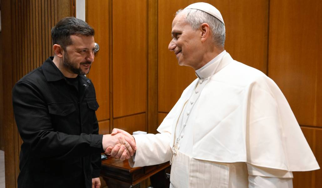 El Papa León XIV saluda al presidente ucraniano durante durante el encuentro mantenido este domingo