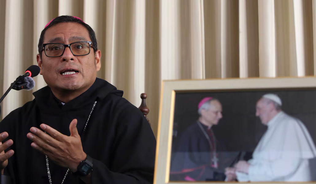 El obispo durante la rueda de prensa