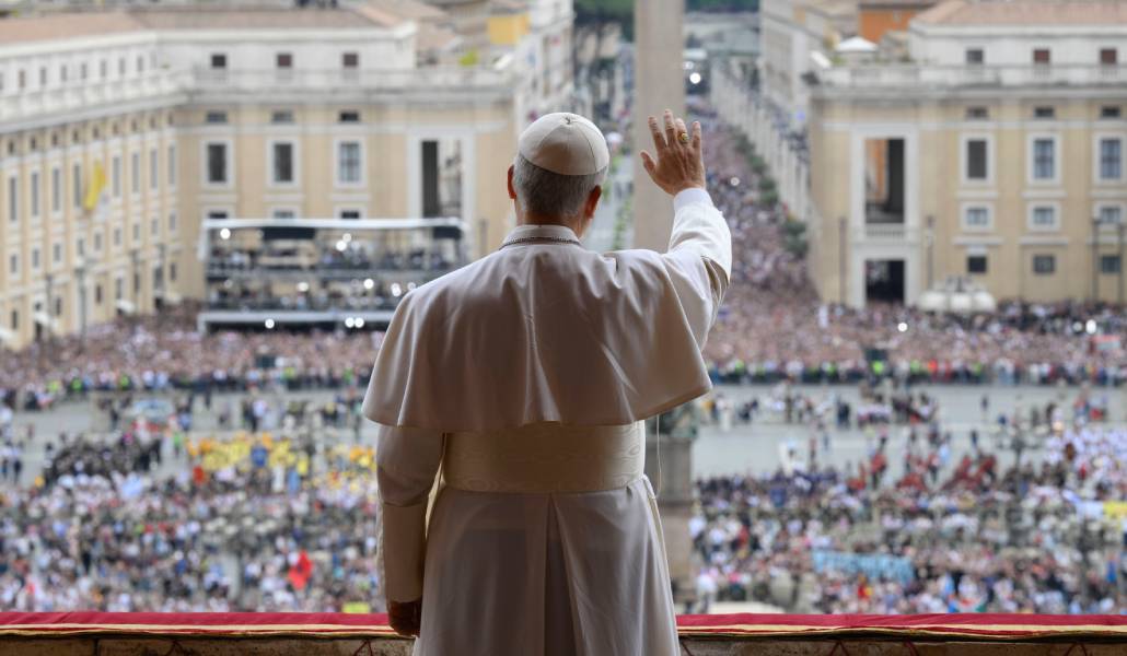 El Papa León XIV saluda a la multitud desde el balcón central de la basílica de San Pedro en el Vaticano