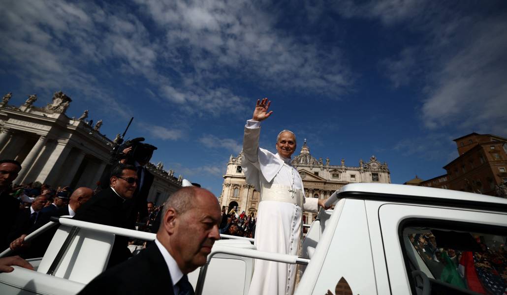 El Papa León XIV saluda a los fieles congregados en la plaza de San Pedro antes de la Misa de inicio de su pontificado