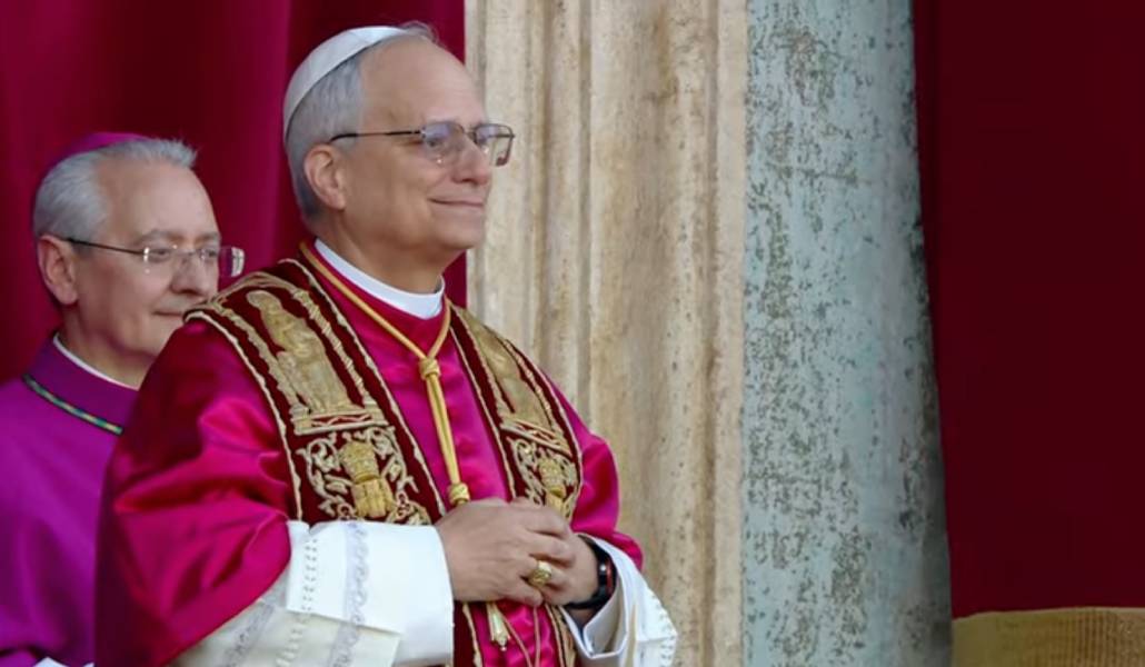 El nuevo Papa, León XIV, en la logia central de la basílica de San Pedro nada más ser elegido