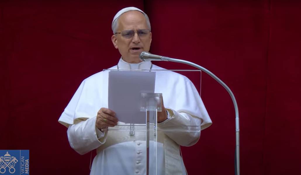 León XIV en su primer 'Regina caeli' en la plaza de San Pedro
