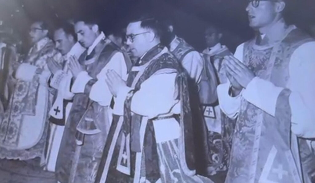 Vicente Vázquez durante su ordenación