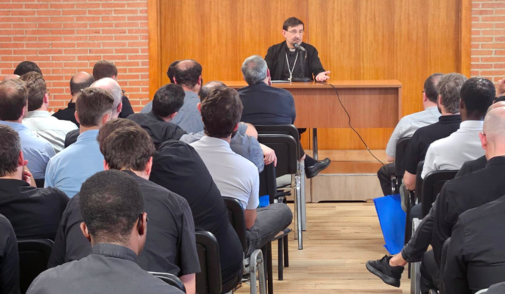 José Cobo con los sacerdotes jóvenes de Madrid