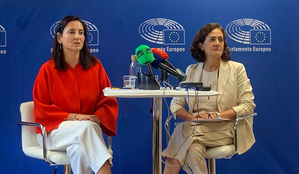 La directora de la oficina del Parlamento Europeo en España (izq.) y la directora general de Fad Juventud (dcha.), durante la presentación de la campaña