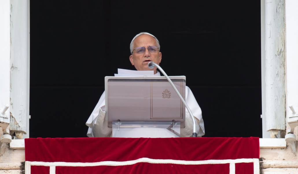 El Papa León XIV durante el rezo del ángelus este domingo