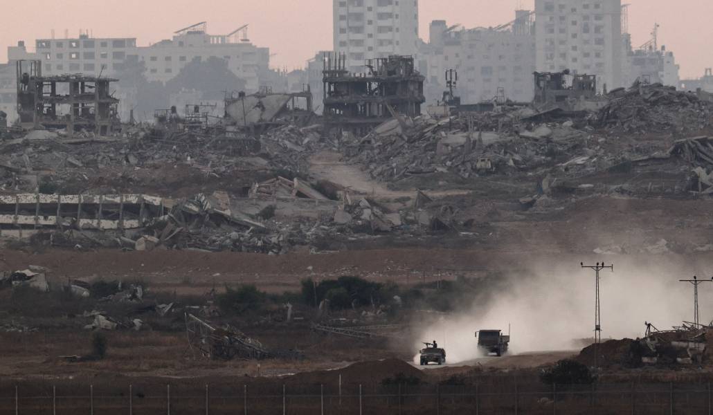 Vehículos militares israelíes maniobran dentro de la Franja de Gaza