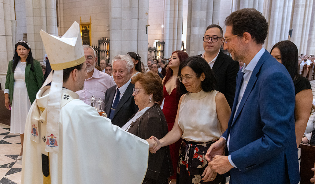Dos familias presentan las ofrendas durante la celebración en la Almudena