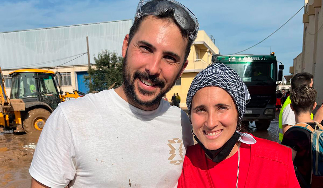 Con su hermano, otro de los voluntarios que acudió a ayudar en las primeras semanas