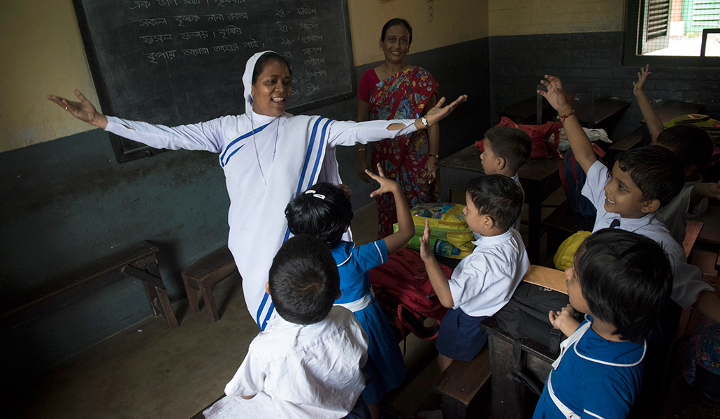 Una religiosa baila con niños en un colegio de las Misioneras de la Caridad en la India.