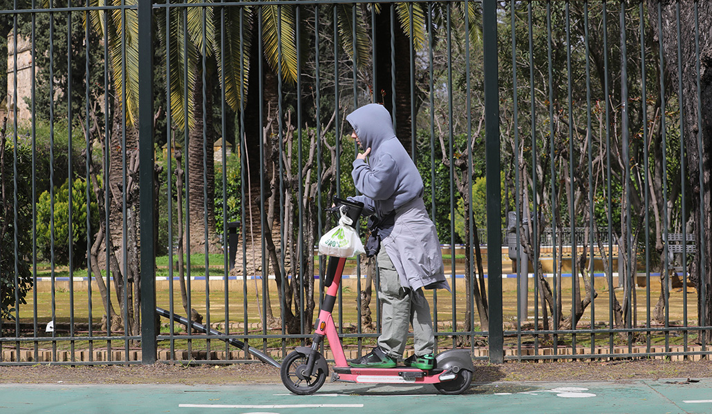 Un conductor de patinete