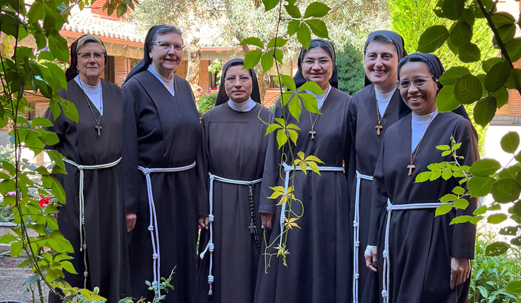La comunidad la forman seis religiosas, de las cuales dos son bolivianas