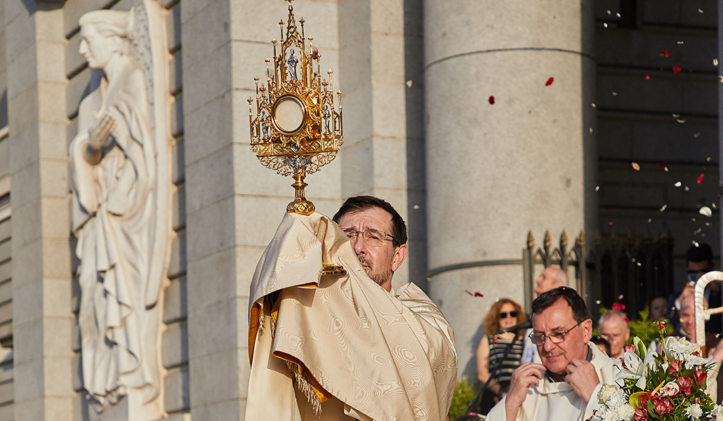 El cardenal Cobo bendice a los fieles con el Santísimo desde la entrada de la catedral