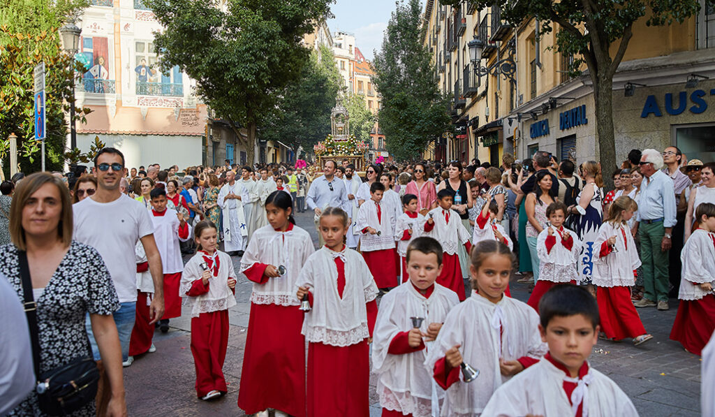 Los fieles y los monaguillos acompañan al Señor por las calles del centro